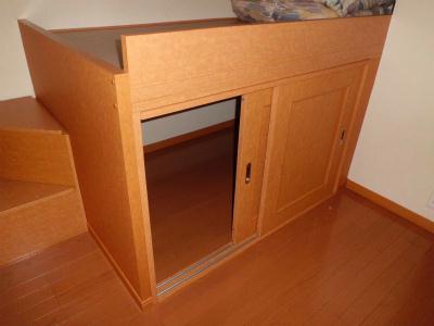 その他　ベッドの下も収納として有効活用。