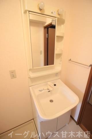 洗面設備　3点給湯の1つの独立洗面台です。