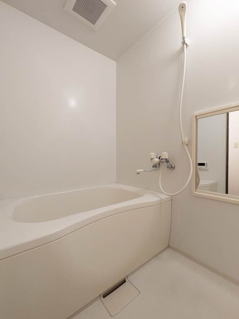 バス・シャワールーム　浴室です。（追い焚き機能付き）