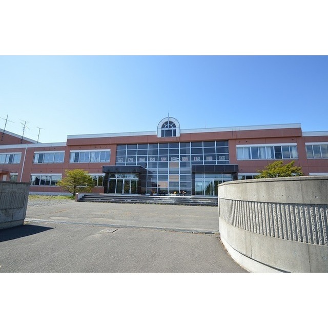 中学校　青陵中学校（中学校）まで400m