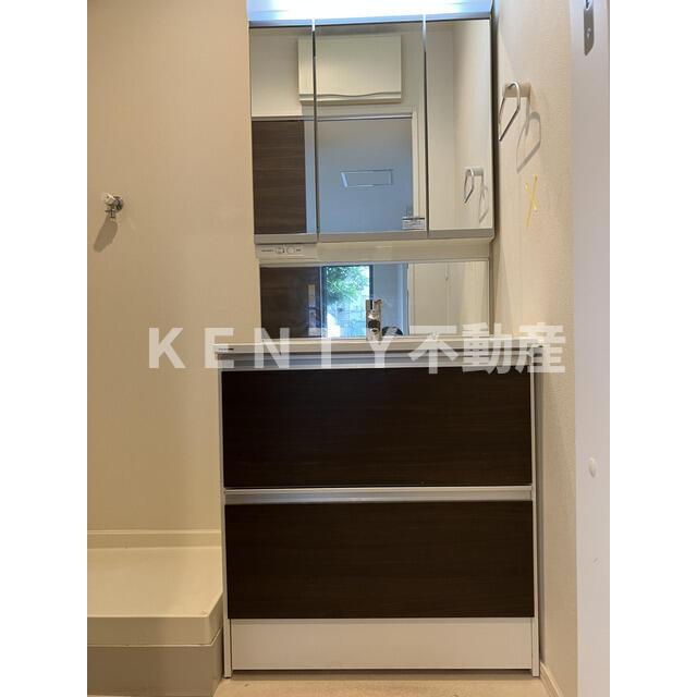 洗面設備　大きなスペースがあり、収納には困りません