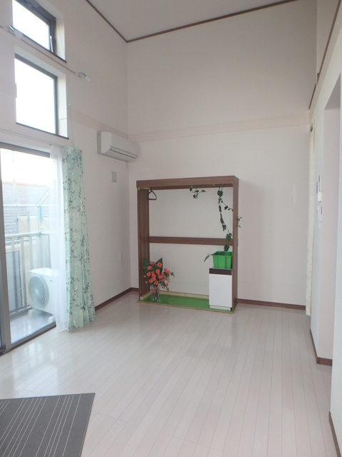 居室・リビング　天井が高く開放感のあるお部屋です