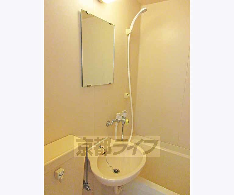 洗面設備　鏡ついてます！