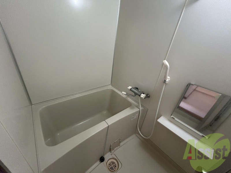 バス・シャワールーム　くつろぐのには十分なスペースがあります。