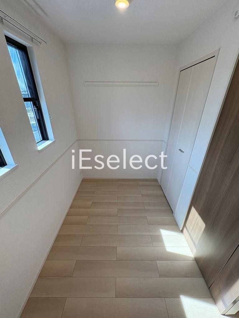 その他部屋・スペース　リビングと隣接している洋室内の様子です！