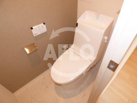 トイレ　プレサンスロジェ心斎橋　温水洗浄便座