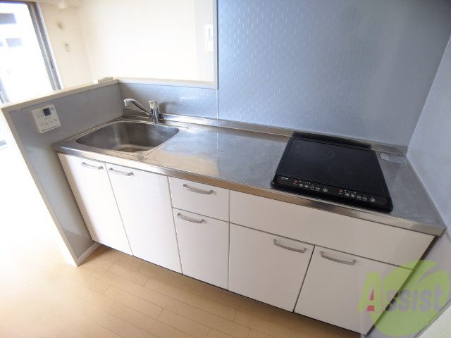 キッチン　こちらはシステムキッチンです。一人暮らしには丁度よさそう。