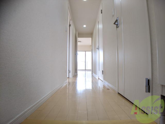 玄関　玄関からの様子です。白い壁紙で部屋が明るく感じますね。