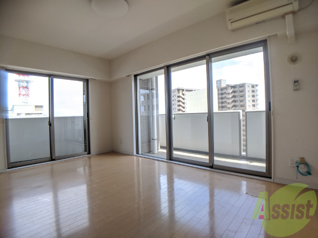 居室・リビング　１３帖のＬＤＫを撮影しました。窓があり明るく広い印象です。