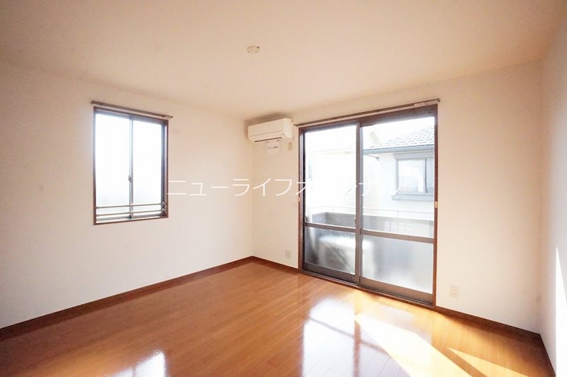 居室・リビング　角部屋の為、二面採光の明るいリビングです