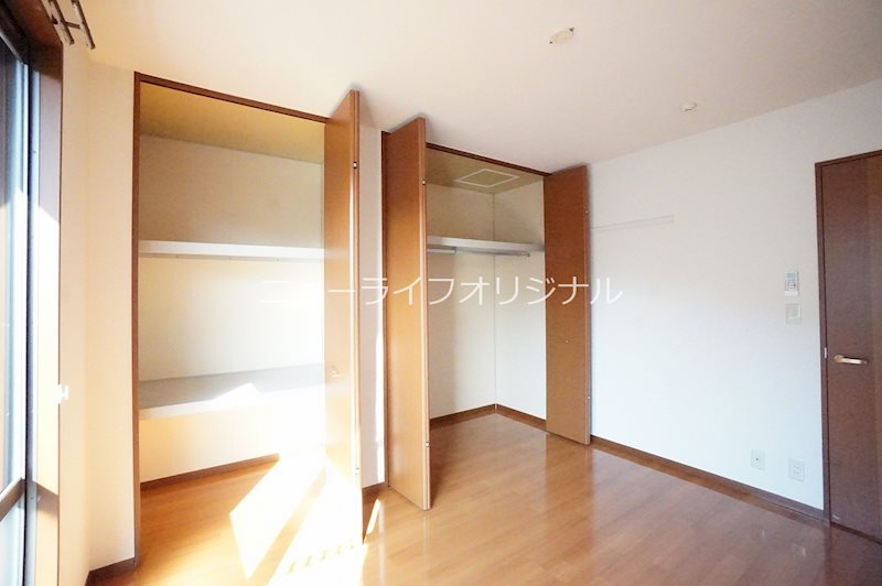 その他部屋・スペース　壁一面の収納のある南側洋室。