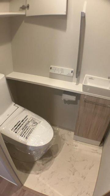 トイレ　温水洗浄便座・手洗いカウンター付