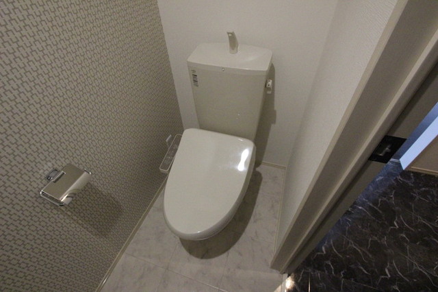 トイレ　温水洗浄暖房便座