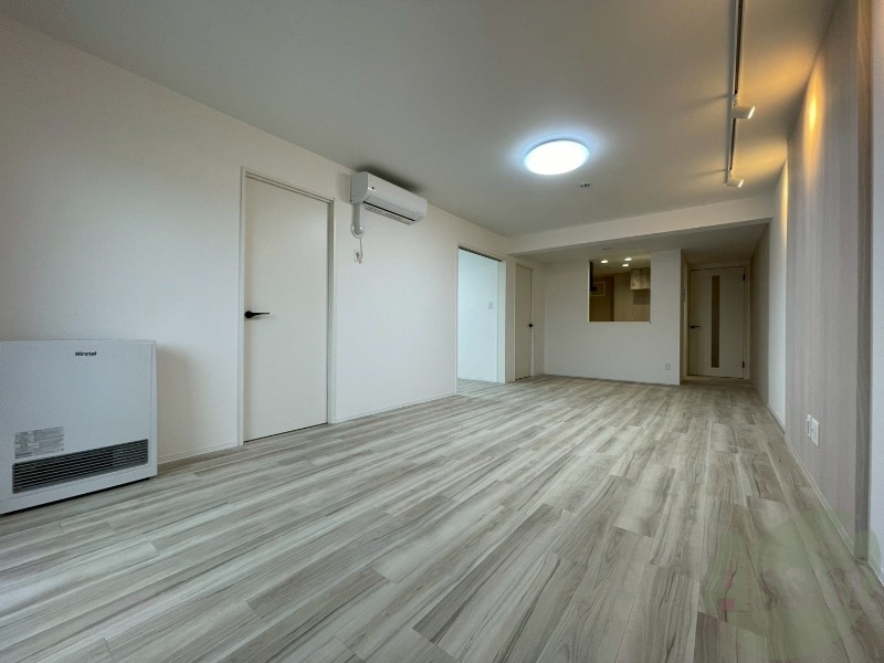 居室・リビング　木目のフローリングは落ち着きのある印象のお部屋になりますね。