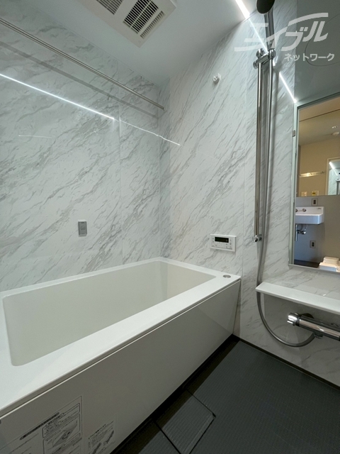 バス・シャワールーム　おしゃれなバスルームです