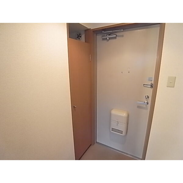 玄関　写真は類似です。