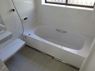 バス・シャワールーム　ユニットバス新品交換。浴室追い焚き機能付き