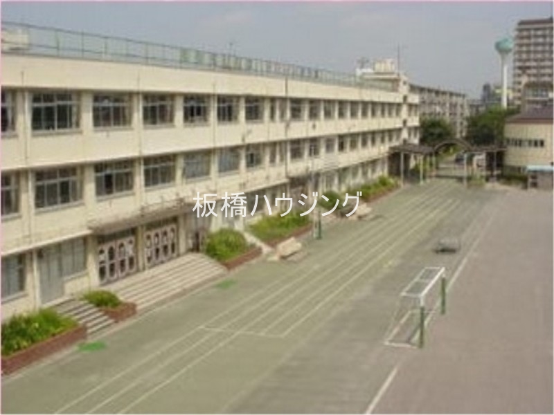 小学校　北区立浮間小学校（小学校）まで568m
