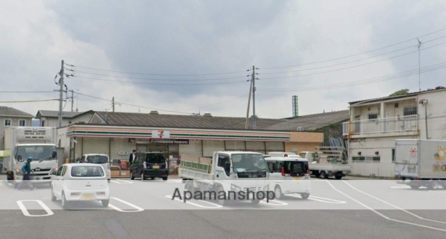 コンビニ　セブンイレブン（コンビニ）まで307m