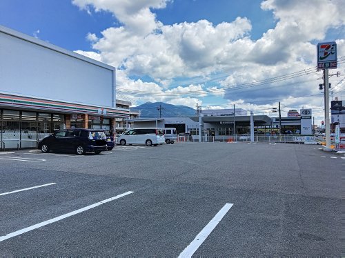 コンビニ　セブンイレブン 直方知古店（コンビニ）まで475m