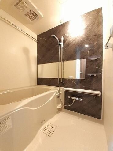 バス・シャワールーム　落ち着いた空間のお風呂です