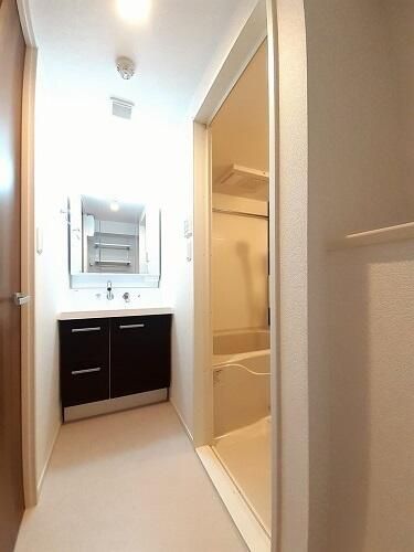 洗面設備　ゆったりとスペースのある洗面所