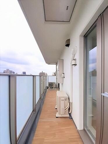 バルコニー　外からの目が気にならないバルコニーで洗濯物が干せます