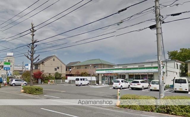 コンビニ　ファミリーマート（コンビニ）まで586m