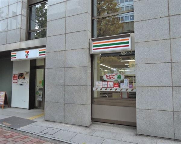コンビニ　セブン－イレブン日本橋本町３丁目店（コンビニ）まで65m
