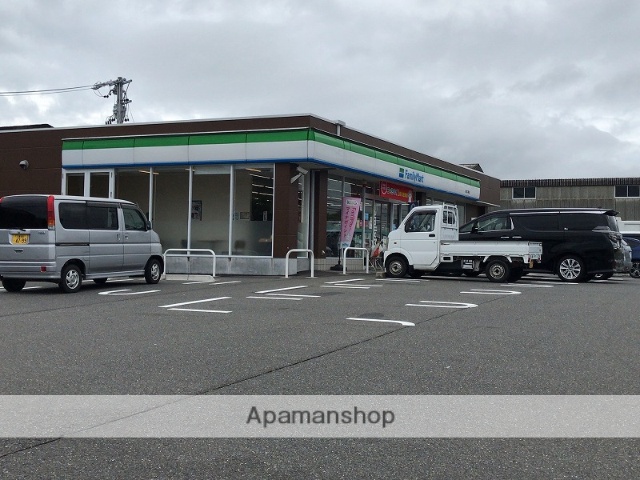 コンビニ　ファミリーマート（コンビニ）まで1328m