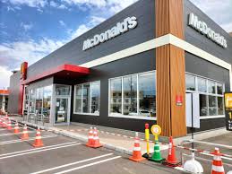 飲食店　マクドナルド南新川店（飲食店）まで676m