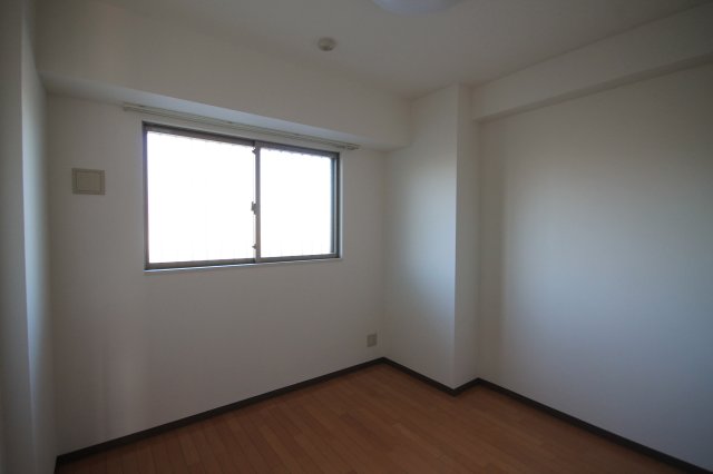 居室・リビング　同じ建物の別のお部屋の写真です。現況優先。