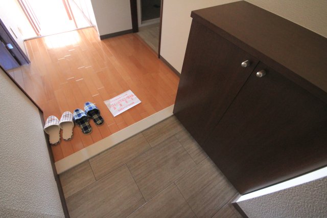 玄関　同じ建物の別のお部屋の写真です。現況優先。