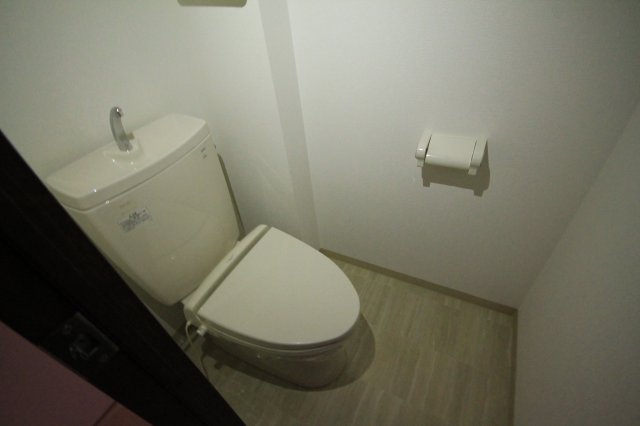 トイレ　同じ建物の別のお部屋の写真です。現況優先。