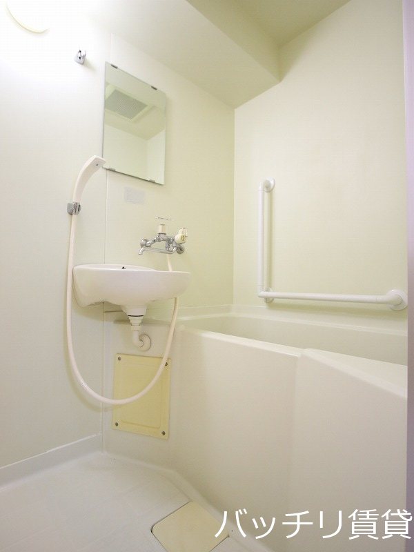 バス・シャワールーム　画像は別号室タイプの為、現状を優先致します。