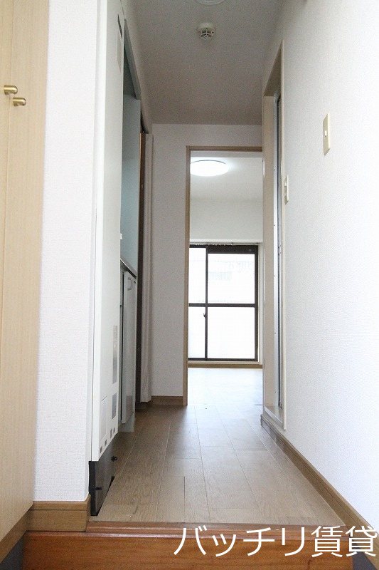 玄関　画像は別号室タイプの為、現状を優先致します。
