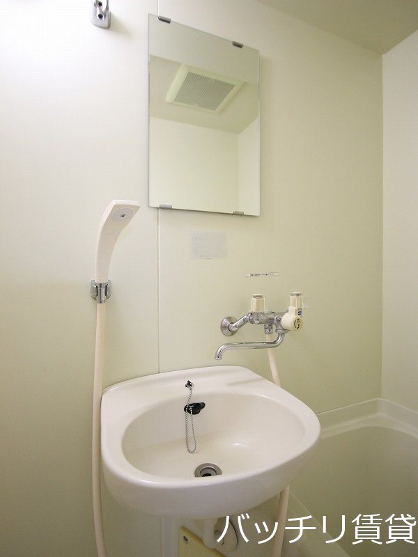 洗面設備　画像は別号室タイプの為、現状を優先致します。