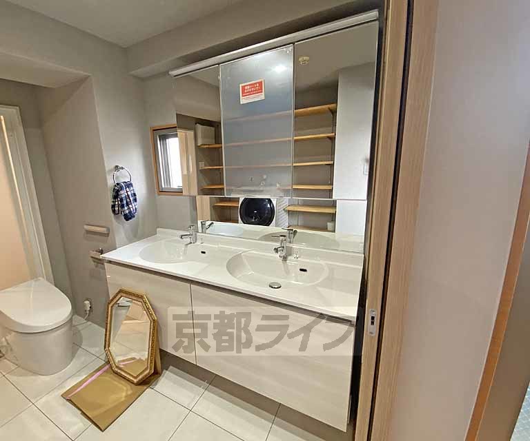 洗面設備　二人並んで使用できるワイドな洗面台です。