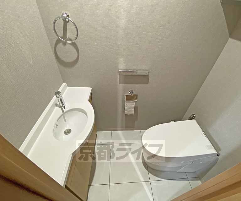 トイレ　独立手洗い付きのトイレです。タンクレスのすっきりしたデ...