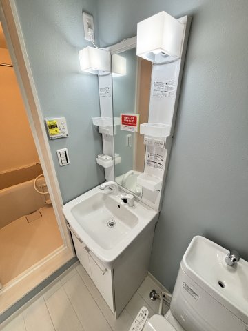 洗面設備　写真は同建物の別部屋を参考に掲載しております。