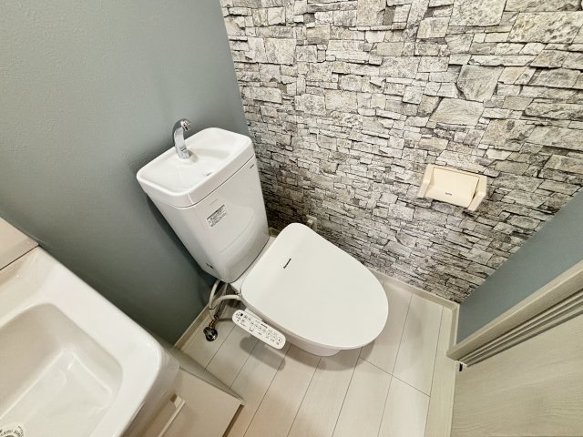 トイレ　写真は同建物の別部屋を参考に掲載しております。