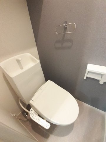 トイレ　落ち着いた色調のトイレです