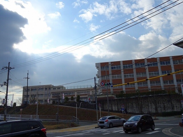 中学校　高槻市立第二中学校（中学校）まで1500m