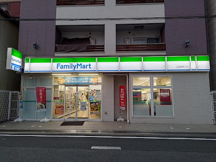 コンビニ　ファミリーマート（コンビニ）まで800m