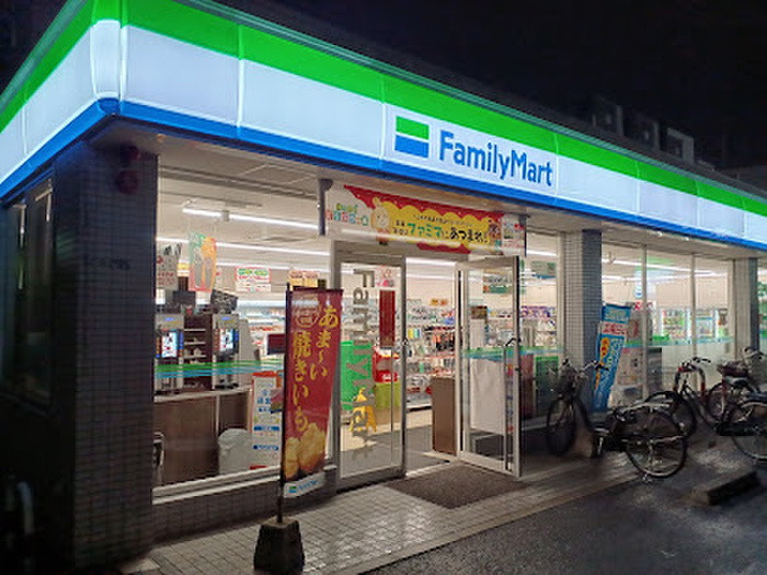 コンビニ　ファミリーマート（コンビニ）まで800m
