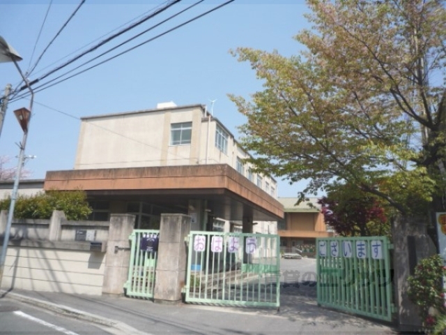 小学校　朱雀第六小学校（小学校）まで550m