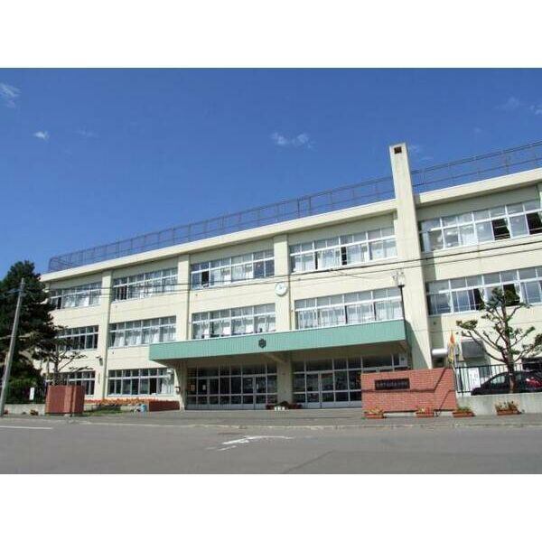 小学校　札幌市立緑丘小学校（小学校）まで958m