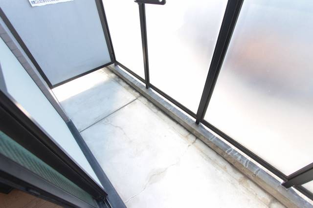 バルコニー　奥行きのあるしっかりとしたベランダです。