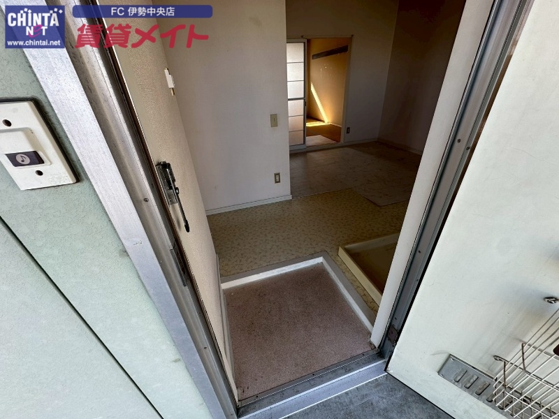 玄関　同物件別部屋の写真