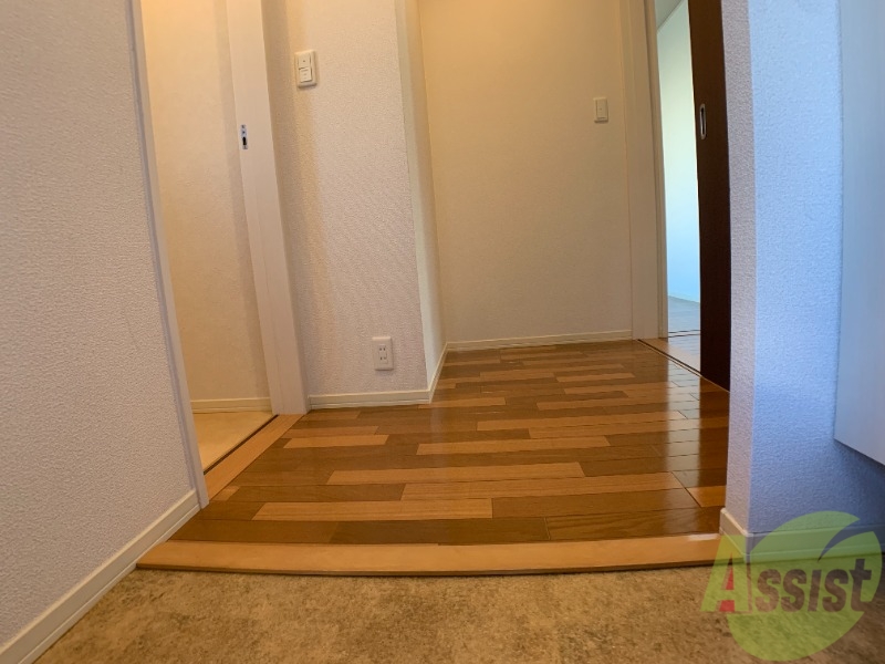 玄関　玄関から撮影しました。敷居が高くなくて安心ですね。